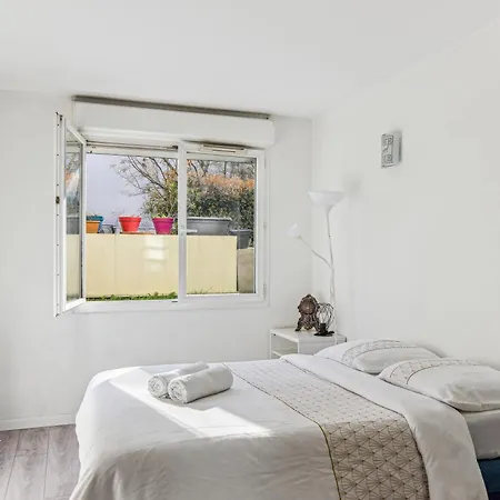 Chic And Spacious With Parking And Garden