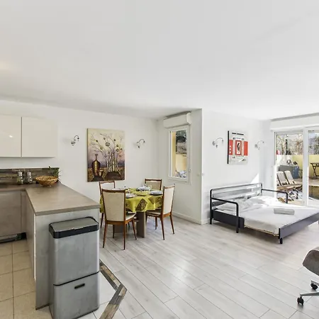 Chic And Spacious With Parking And Garden Appartement