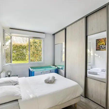 Chic And Spacious With Parking And Garden Appartement *
