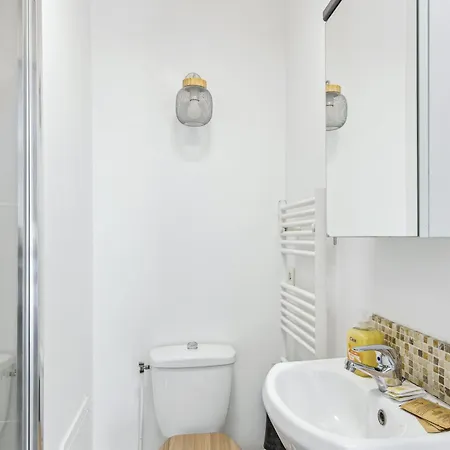 Chic And Spacious With Parking And Garden *