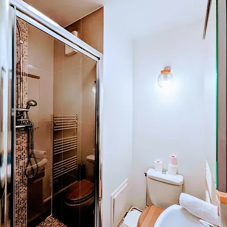 Chic And Spacious With Parking And Garden