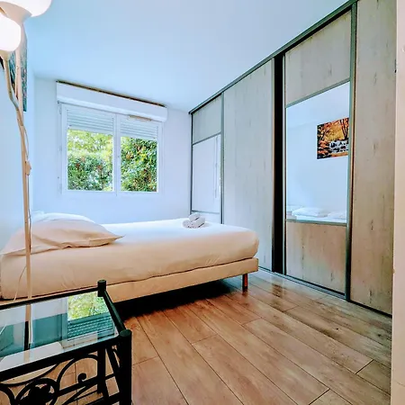 アパート Chic And Spacious With Parking And Garden